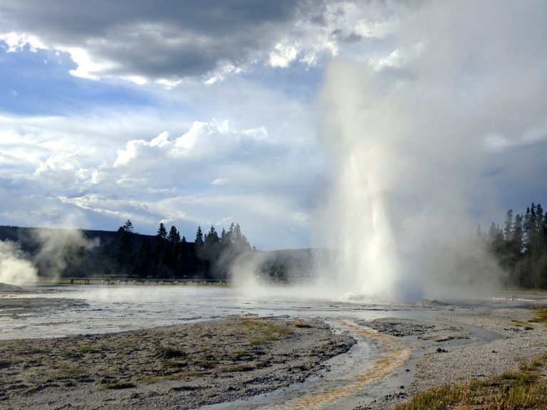 Yellowstone: Upper Geyser Basin – The Adventures of Trail & Hitch