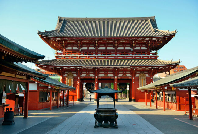 https://www.2hugeinjapan.com/wp-content/uploads/2019/02/Sensoji-Temple-in-Tokyo-e1553777122534.jpg